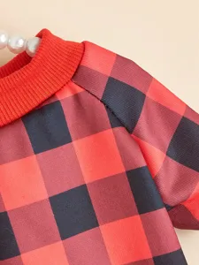 Détail de pull pour animal à carreaux rouge et noir avec tissu polaire doux et col côtelé.