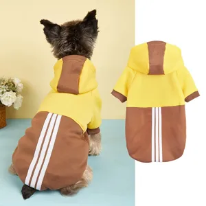 Kuscheliger Fleece-Hundehut mit Farbblock-Design und Streifen, warme Haustierbekleidung klein.