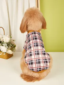 Vue détaillée du mignon chien portant un sweat à capuche d'hiver en polaire à carreaux classiques.