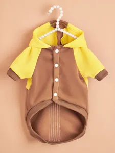 Detaillierte Nahaufnahme des stylischen gelb-braunen Farbblock-Fleece-Hundehoodies.