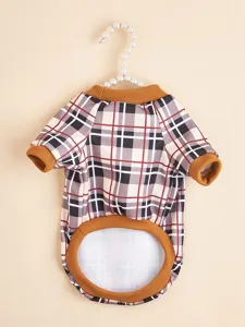 Détail de sweat-shirt pour chien en polaire douce avec motif à carreaux classique et bords.
