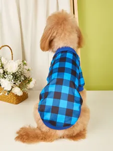 Vue détaillée du sweat-shirt pour chien à carreaux bleu et noir avec polaire douce et col côtelé.