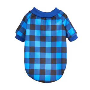 Sweat à capuche pour chien en polaire à carreaux bleus et noirs, détail d'hiver chaud.