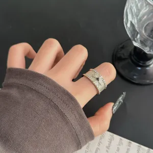 Bague large vintage en diamant sculpté avec texture de grille vieillie, bijoux de doigt élégants.