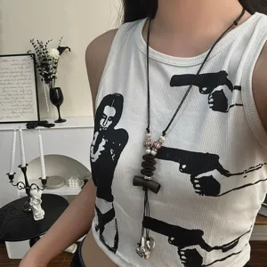 Long collier vintage bohème avec perles en bois et breloques, vue de détail parfaite pour style.