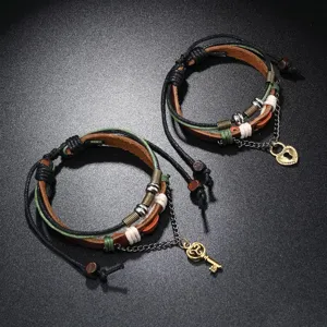 Vue détaillée de bracelets tressés en cuir pour couple vintage avec des charms de cadenas.
