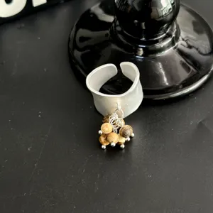 Bague ouverte large vintage avec pampilles de perles, bijou design de style unique.