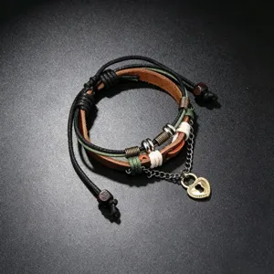 Gros plan détaillé du bracelet en cuir tissé multicouche avec pendentif cadenas cœur.