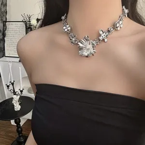 Collier ras du cou floral argenté audacieux bijoux en métal perlé pour femmes style tendance