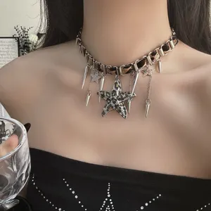Collier ras du cou punk avec motif léopard, pendentif étoile, strass et clous métalliques.