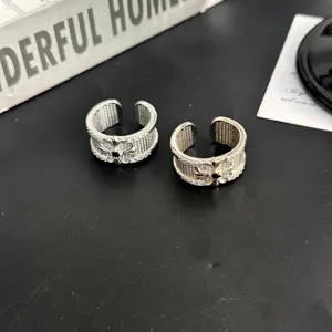 Bague large vintage en strass sculpté avec texture de grille vieillie et design ouvert réglable.