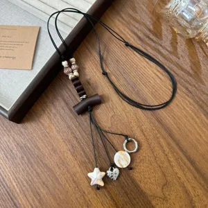 Collier long style Zen avec perles en bois et pendentifs étoile cœur coquillage rétro