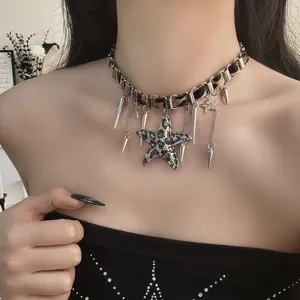 Collier ras du cou style punk imprimé léopard avec pendentif étoile de mer et glands métalliques.
