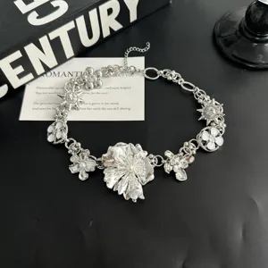 Collier choker floral argenté avec perles et émail, bijoux tendance et élégants.