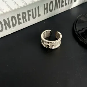 Bague large en argent rétro sculptée avec texture en maille et pierres étincelantes.