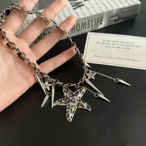 Collier étoile de mer léopard style punk avec breloques pointues, vue détaillée bijoux tendance.