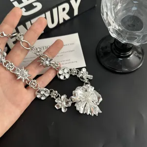 Collier ras de cou style européen américain design fleurs perles glands en argent pour femme.