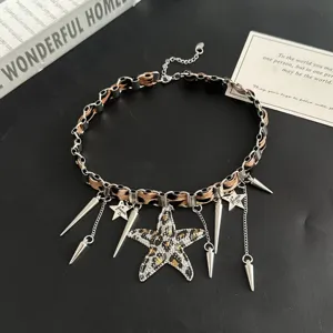 Vue détaillée du collier ras de cou léopard étoile de mer style punk avec pointes en métal.