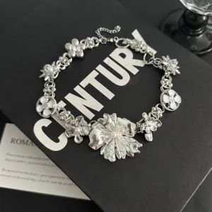 Collier ras de cou à perles et fleurs en métal argenté, vue rapprochée détaillée.