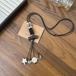 Vue détaillée d'un collier pendentif étoile cœur style vintage chinois avec perles.