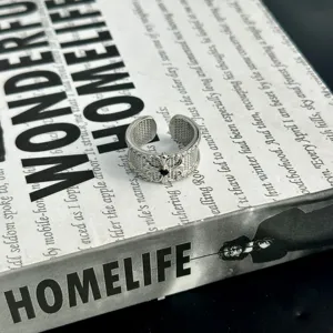 Bague ouverte large en strass sculpte vintage avec texture de grille usee pour tous les jours.