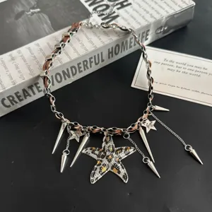 Gros plan du collier étoile de mer léopard punk avec clous métalliques et chaînes.