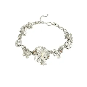 Collier ras de cou chaîne épaisse fleur argentée, bijoux tendance esthétique style fille.