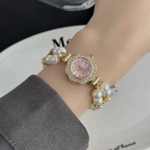 Vista detallada de reloj de pulsera de perlas elásticas con esfera de flor de estrás.