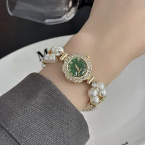 Elegante reloj de pulsera de perlas con esfera verde, pedreria brillante y numeros claros.