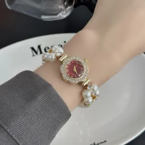 Reloj de pulsera de perlas elegante con esfera floral de pedrería detalle mujer
