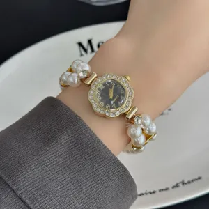 Elegante reloj elástico de perlas de doble fila con esfera floral de pedrería moda.