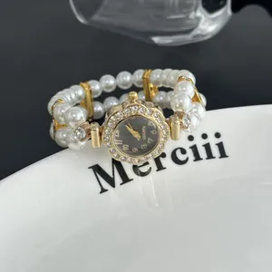Elegante reloj de cuarzo de perlas de doble fila con esfera de flor de estrás.