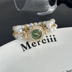 Elegante reloj de cuarzo con esfera floral de diamantes verdes y pulsera de perlas.