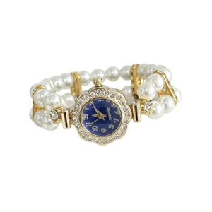 Elegante reloj de pulsera de perlas de doble fila con esfera de flor dorada y brillantes.