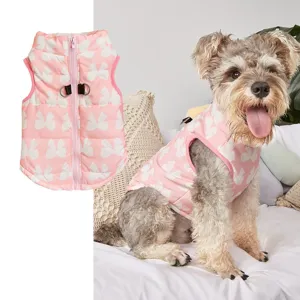 Gilet d'hiver rose mignon pour chien avec imprimé nœud blanc et fermeture éclair pratique.