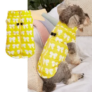 Gilet d'hiver chaud pour chien avec joli imprimé nœud, fermeture éclair et anneau de laisse.