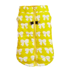 Gilet pour chien jaune mignon avec motif de nœuds blancs, vêtement chaud d'hiver pour animaux.