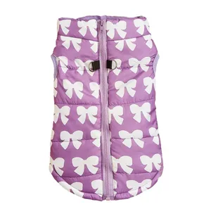 Gilet chaud d'hiver pour animal de compagnie avec nœud mignon, fermeture éclair et doubles anneaux.