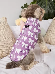 Vue détaillée du gilet d'hiver violet pour chien avec motif de nœuds et fermeture éclair.
