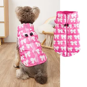 Gilet chaud pour chien avec motif nœud, fermeture éclair au dos et trou pour attache.
