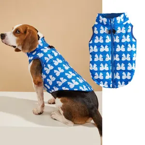 Détail du gilet pour chien en tissu matelassé chaud, motif de nœud bleu et fermeture éclair pratique.