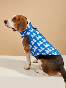 Gilet d'hiver confortable pour chien bleu avec jolis imprimés de nœuds blancs et zip.