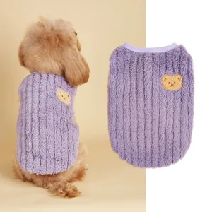 Verdikte paarse pluche huisdierenvest met schattige berenborduurwerk voor winterwarmte.