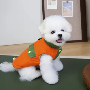 Vista dettagliata del caldo gilet invernale per cani in arancione e verde con tessuto antivento.