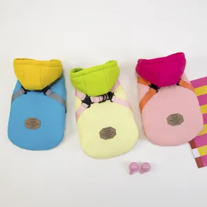 Details van warme dikke huisdier winter jas met geïntegreerd tuigje in vrolijke snoepkleuren.