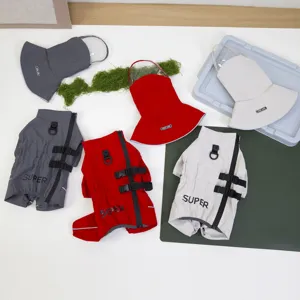 Ensemble imperméable pour chien avec capuche amovible, bandes réfléchissantes et sangles réglables.