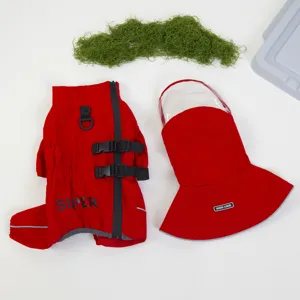 Imperméable pour chien avec bandes réfléchissantes, sangles réglables et capuche transparente.