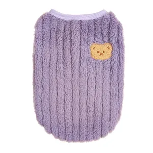 Gedetailleerd overzicht van het schattige winter huisdierenvest in paars fleece met berenborduurwerk.