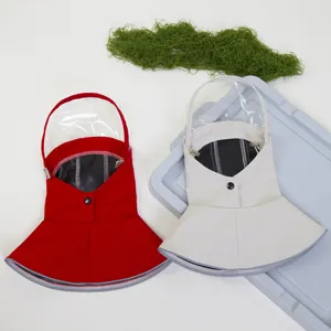 Vue détaillée d'un imperméable pour animal avec visière transparente et bande réfléchissante.