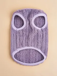 Paarse fleece huisdiervest voor honden en katten, warme winterkleding met zachte textuur.